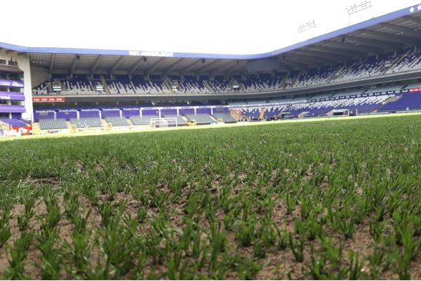 Aanleg stadionveld in hybride gras Grassmaster met veldverwarming - Sportinfrabouw NV